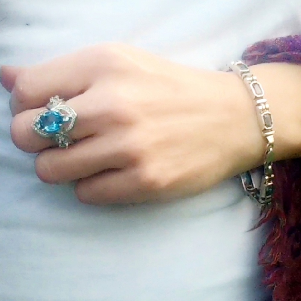 Vintage Blue Topaz Ring set in Sterling Silver- Size 7.5 - Picture 4 of 7